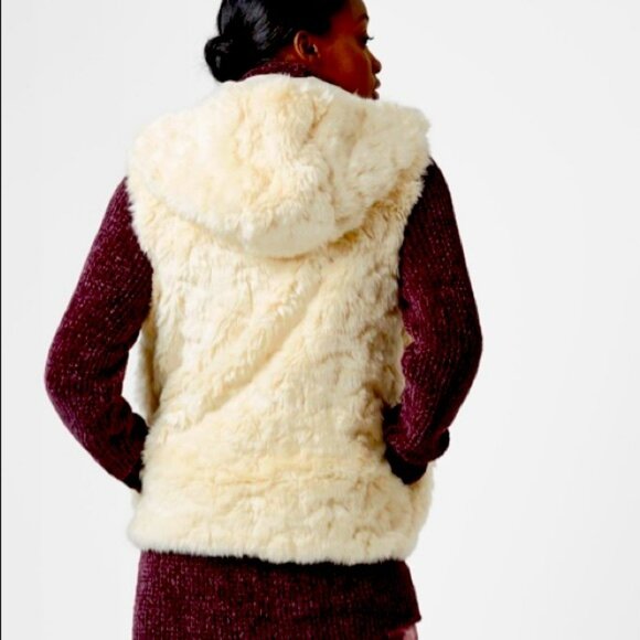 Sweaty Betty Faux Fur Hooded Vest Large Sleeveless Hoodie Cream Cozy Winter EUC - Picture 4 of 13